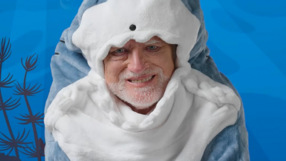 Hide the Pain Harold Baby Shark jelmezben tanít meg téged a helyes újraélesztésre kép