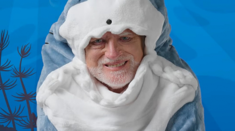 Hide the Pain Harold Baby Shark jelmezben tanít meg téged a helyes újraélesztésre bevezetőkép