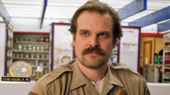 Visszatérhet a Stranger Things egyik régi karaktere, ami megrázó finálét ígér Jim Hoppernek kép