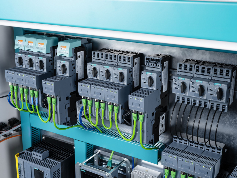 A Siemens SIRIUS 3RC7 Intelligens kapcsolati modul kapcsolószekrényben