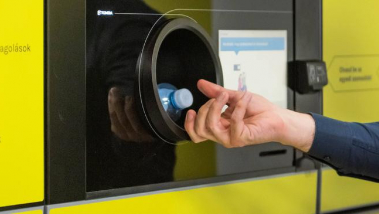 Már üzemel Budapest első olyan visszaváltó automatája, amelybe nem egyenként kell bedobálni a palackokat fókuszban
