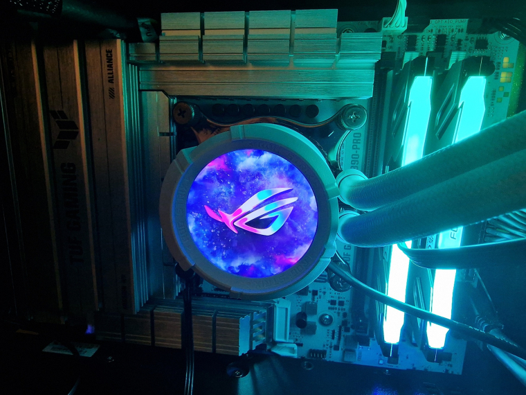 Folytatjuk az Arrow Lake csatát, következő cikkünkben teszteredményeinket kiegészítjük tuningolt állapotokkal. Egyik tesztkör sem kottyant meg a ROG Strix LCIII 360 ARGB LCD AiO-hűtőnek, csak azok gondolkodjanak ennél több és nagyobb hűtőben, akik komolyabb túlhajtással akarják megadni az Arrow Lake számára a vágyott királyi címet