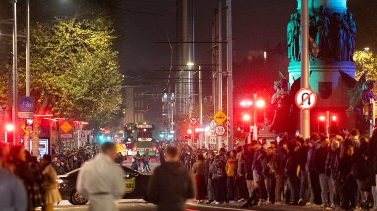 Több ezer ember gyűlt össze Dublin utcáin egy AI-generálta kamu halloweeni buli miatt kép