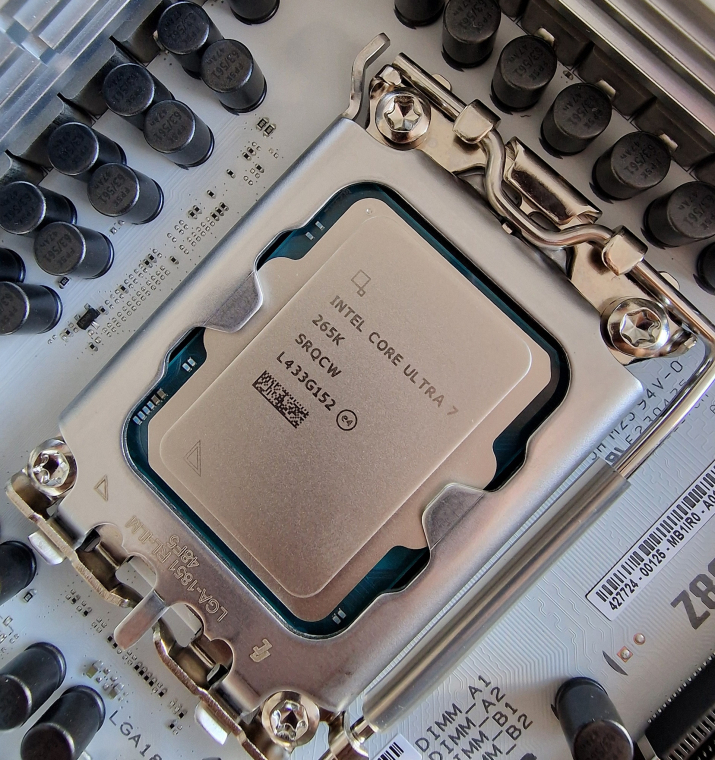 Ránézésére nincs eltérés, valójában kijavították az LGA1700 lefogatás okozta meghajlást, így a korábbi keretek értelmüket vesztették. Egyébként nem is kompatibilisek az LGA1851-gyel, cserébe az összes 1700-as hűtő felszerelhető az új alaplapokra.
