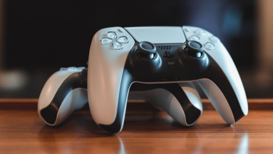 Hosszabb üzemidővel érkezik a Dualsense V2 kép