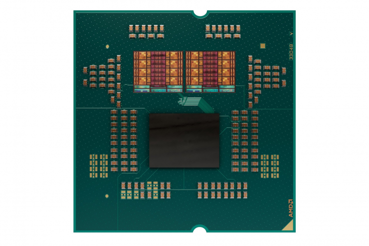 Íme a Ryzen 9 9950X teljes kiépítése a két, nyolcmagos CCD-vel és a központi IO-lapkával. Felmerülhet a kérdés, hogy miért nem növelt a magszámon az AMD? Az AM5-tokozás miatt tartani kellett a korábbi elrendezést és felépítést, illetve minden bizonnyal gyártástechnológiai kihozatal miatt sem most akarták megváltani a világot. Nincs is szükség rá, kezd beérni a Zen5