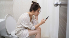 Ezért nem érdemes magunkkal vinni a mobilunkat a vécére kép
