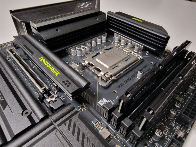 Picit szerénynek tűnhet a PCIe 5.0-s SSD-borda, a réteges kialakítás azonban nem okoz csalódást. Ráadásul nem lóg rá a csavarhelyre sem, a böszme videokártyá rögzítését pedig gombnyomással oldhatod