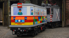 Budapestre érkezett a világ első életnagyságú LEGO villamosa kép