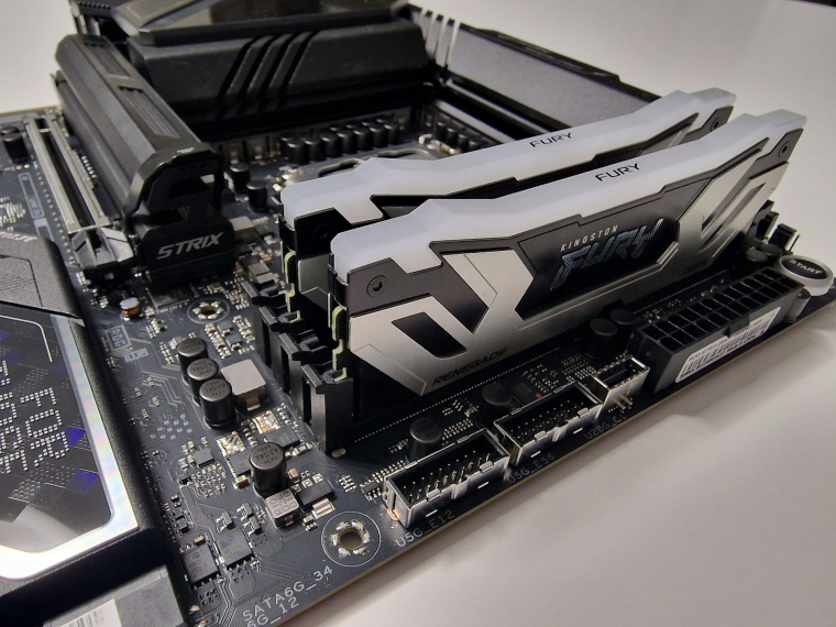 8400 MT/mp-es értéken indítunk CUDIMM fronton, és érezni, hogy az Arrow Lake-nek jót tesz az egyre magasabb sávszélesség. A bökkenő csak annyi, hogy a CUDIMM kitek ára egyelőre a csillagos ég felé mutatnak.
