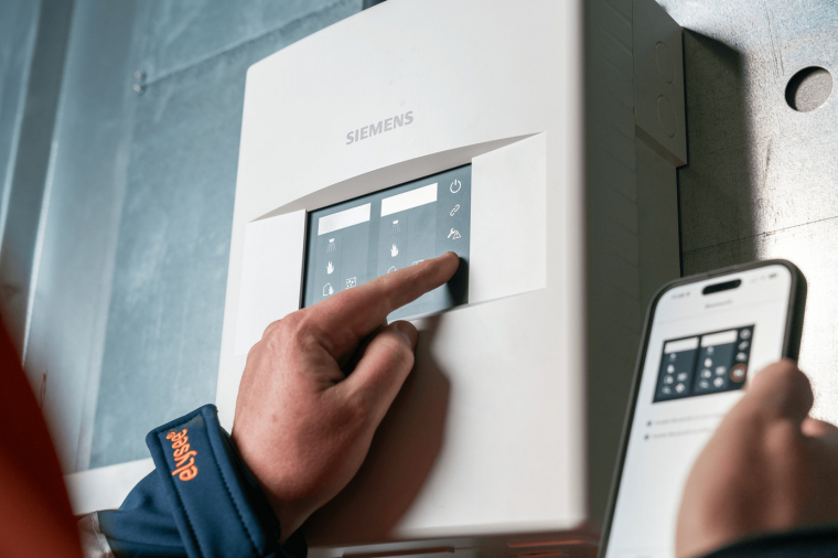 A levegőmintavételes füstérzékelő irányítópanelének programozása. Forrás: Siemens 