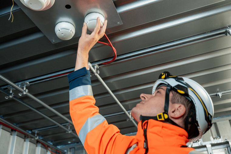 Pontszerű füstérzékelők telepítése. Forrás: Siemens