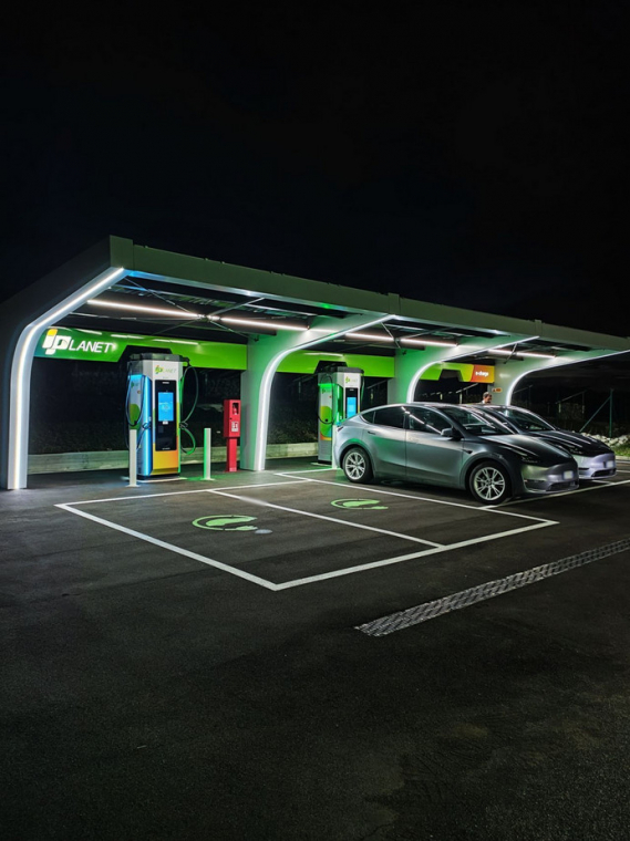 Az olasz IPLANET egyik töltőállomása látható, Siemens SICHARGE D EV-töltőkkel. Forrás: Siemens