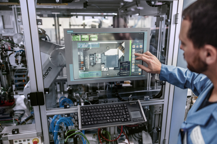 Siemens SIMATIC HMI kezelőpanelen végzik a beállításokat a fürth-i üzemben. Forrás: Siemens