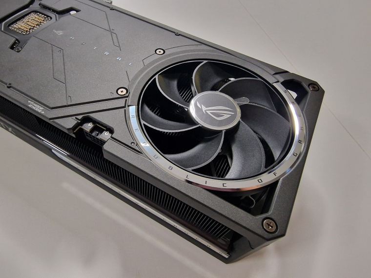 Íme a negyedik ventilátor, ami elsőre túlzásnak tűnhet az RTX 5080-ra. Normál működésnél a négy légkavaró léte terhelés esetén könnyen érzékelhető, Quiet BIOS-nál azonban elcsendesedik a kártya.