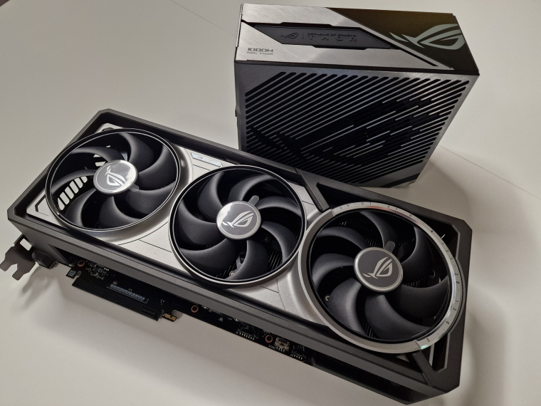 Nem kötelező elem, de egy ROG Thor III tápegység ideális társ a ROG Astral mellé. Az 1000 W normál használat mellett picit túlzás, de ha a CPU-t és a VGA-t is tuningolod, nem árt némi teljesítménybeli puffer.