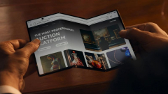A Samsung is egy három részre hajtogatható telefonon dolgozik kép