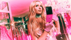 A Moto Razr+ Paris Hilton kiadása annyira rózsaszín, hogy a flamingókat is lenyűgözné kép