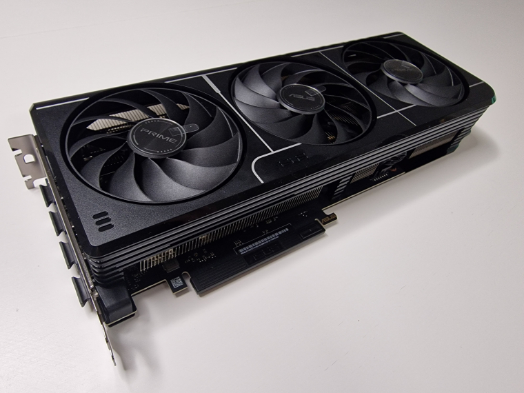 Túlzásoktól mentes, letisztult forma, ráadásul csak 2,5 kártyahelyet foglal. Nincsenek RGB-fények, itt minden a praktikumról és a GPU kiszolgálásáról szól