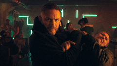 Tom Hardy és A rajtaütés rendezője az év legkeményebb akciófilmjét hozza a Netflixre kép