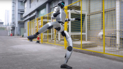 Egy kínai robot emberre támadt egy fesztiválon kép