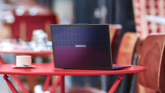 Napelemes laptopot villantott a Lenovo kép