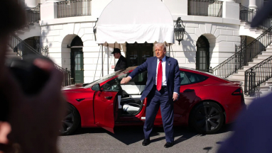 Donald Trump belföldi terrorizmusnak nevezte a Tesla elleni támadásokat fókuszban