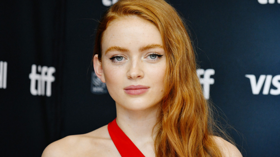 Sadie Sink kínnak éli meg, hogy nem beszélhet az új Pókember filmről kép