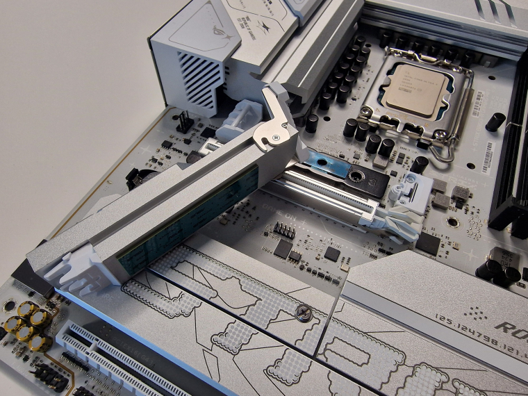 Nagyon könnyen szerelhető a felső SSD-hely, ami PCIe 5.0-s sebességre is fel van készítve. Az alsó slotok feletti hőfelülethez a klasszikus csavarhúzós szerelhetőség társul