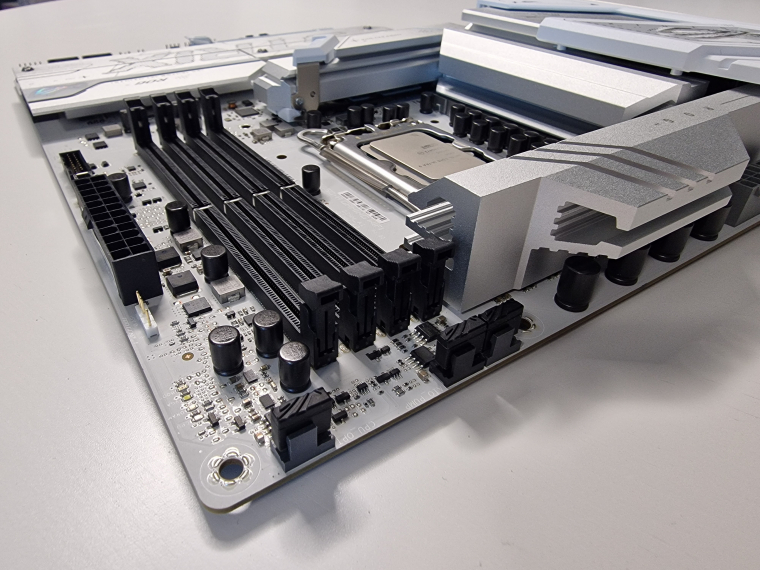 Ahogy fejlődnek a CUDIMM-modulok, úgy növekszik a támogatott RAM-frekvencia a B860-akon. Az ASUS épp 9066+ MT/mp-es értéknél tart, ami egyfelől szép, másfelől megint csak egy drága jellemzője a platformnak