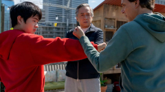 Karate kölyköt farag védencéből Jackie Chan és Ralph Macchio közös filmjük magyar feliratos előzetesében kép