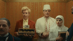Világsztárokkal és magyar nevű kőgazdag vállalkozóval jön Wes Anderson legújabb filmje - itt a The Phoenician Scheme trailere kép
