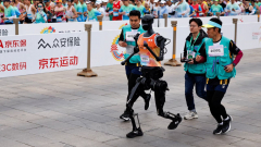 Humanoid robotok is elindultak a pekingi félmaratonon kép