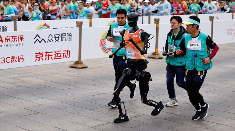 Humanoid robotok is elindultak a pekingi félmaratonon kép
