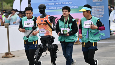 Humanoid robotok is rajthoz álltak a pekingi félmaratonon kép