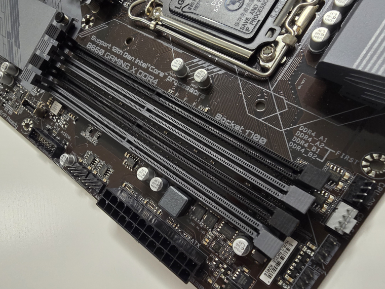 A 12. generációs Intel platform egyébként is izgalmas a kétféle memóriaszabvány támogatása miatt, de ezen a B660-as alaplapon épp az tűnhet fel, hogy az elsődleges memóriacsatornákat szürke színnel jelölik. Érdemes a színek szerint haladnod, hogy elkerüld a RAM-ra vonatkozó hibajelzéseket az első bekapcsolás során