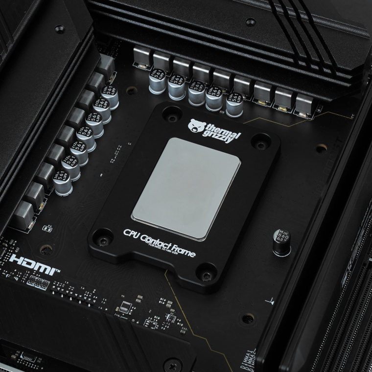 Az utóbbi évek egyik nagy baklövése a gyári LGA1700-foglalatban finoman meghajló CPU-sapka, ami miatt 30-40%-kal csökkenhet a hűtési hatásfok; persze, hogy túlmelegedett az összes Core i9-es processzor. A spéci kerettel gyorsan korrigálható a probléma, akár 10-15 fokkal hűsebb működéssel számolhatsz