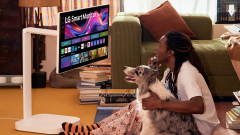 Mozgatható, okos és 4K: nyáron érkezik az LG Smart Monitor Swing kép