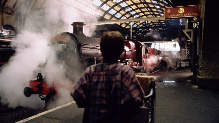 Így néz majd ki a 9 és 3/4-ik vágány az új Harry Potter sorozatban fókuszban
