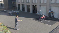 Az ETH Zürich kutatói megtanítottak tollasozni egy robotot kép