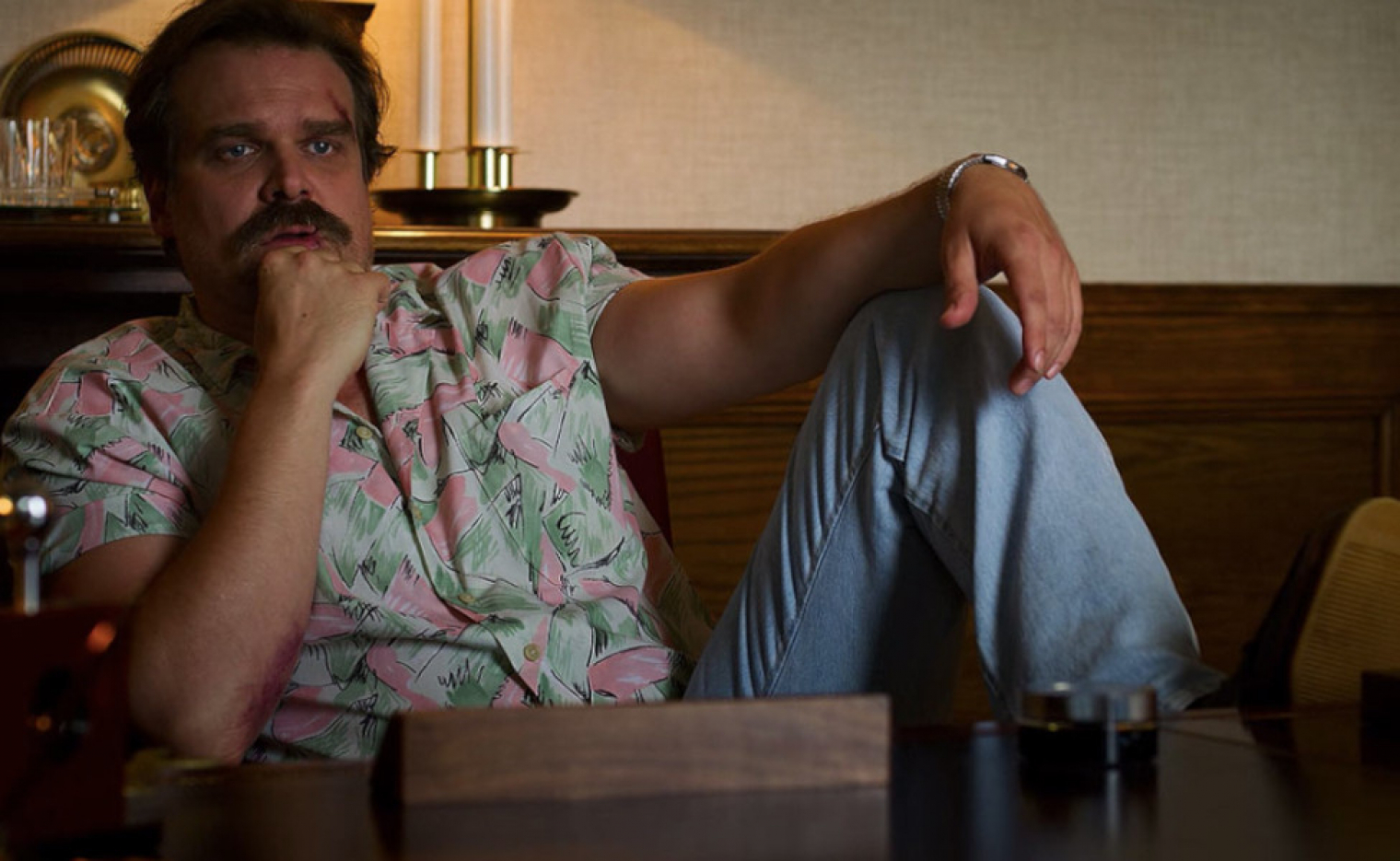 Harbour nézi, ahogy a Netflix bejelent egy új spinoff sorozatot Hopperrel