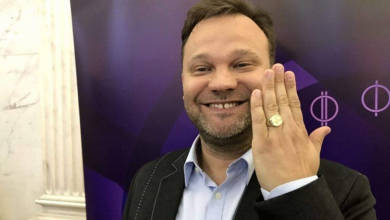 Gyűlöletbeszéd miatt visszavonja a közmédia Aranyosi Péter Karinthy-gyűrűjét - a humorista viccel reagált kép