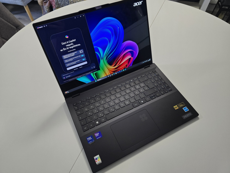 Az OLED-panel élettartamának kitolása érdekében sötét móddal indul a gép, a színtelítettség miatt könnyen belefeledkezhetsz a használatába, innen nehéz lesz bármi egyébre visszatérned