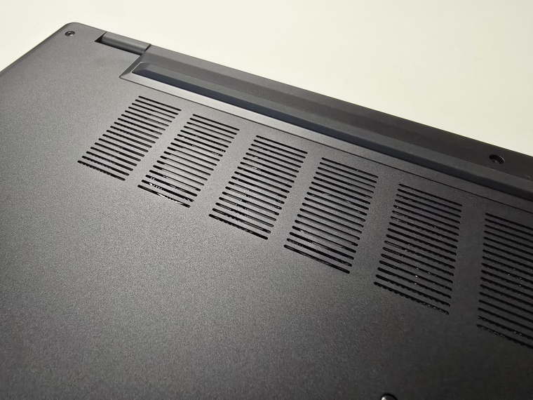 Két ventilátor bújik meg az alsó fedlap alatt, alulról szívják a friss levegőt, a meleg pedig a két fedlap találkozásánál, a kijelző alatti szellőzőrostélyokon távozik. Az átszellőztetési feladatot csendesen, szinte észrevétlenül végzi a két légkavaró