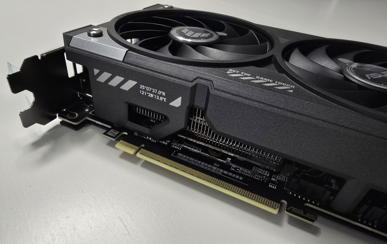 Sokan nem veszik majd észre, de az újdonság egyik nagy előnye a teljes értékű PCIe x16-os csatolófelület. Így régebbi konfigurációkban sincs sebességvesztés, aminek köszönhetően ideális upgrade-elemmé válhat az új Radeon