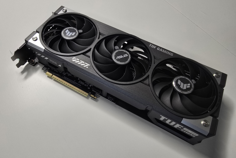 Hiába az alacsony fogyasztás, az Asus szerint háromventilátoros hűtést érdemel az RX 9060 XT 16 GB-os verziója. Nincs is ezzel baj, a TUF Gaming hűtőrendszer csendben teszi a dolgát és kellemes tuninglehetőséget biztosít