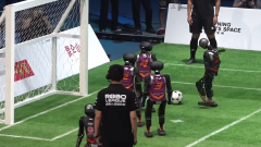 Humanoid robotok játszottak focimeccset Kínában kép