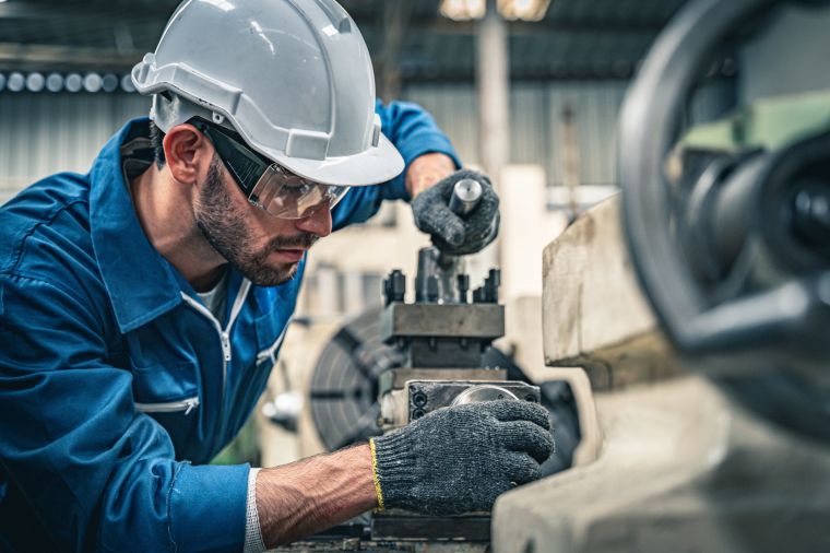 Illusztráció: manuális munkát igénylő gyártási folyamat. Forrás: Siemens
