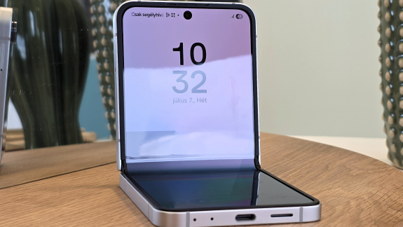 A Galaxy Z Fllip7 FE a Samsung valaha volt legolcsóbb hajlítható mobilja kép