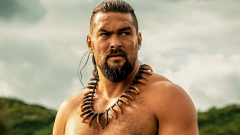 Jason Momoa cápával úszik és ágyékkötőben rohan a csatába a Chief of War előzetesében kép